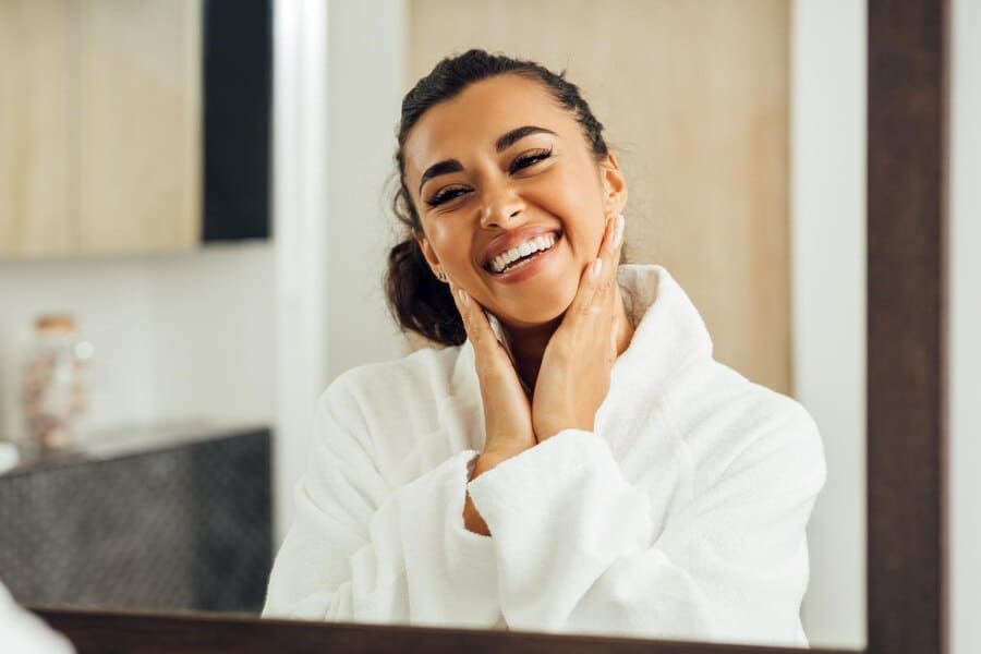 portrait-smiling-young-woman_1048944-27721042