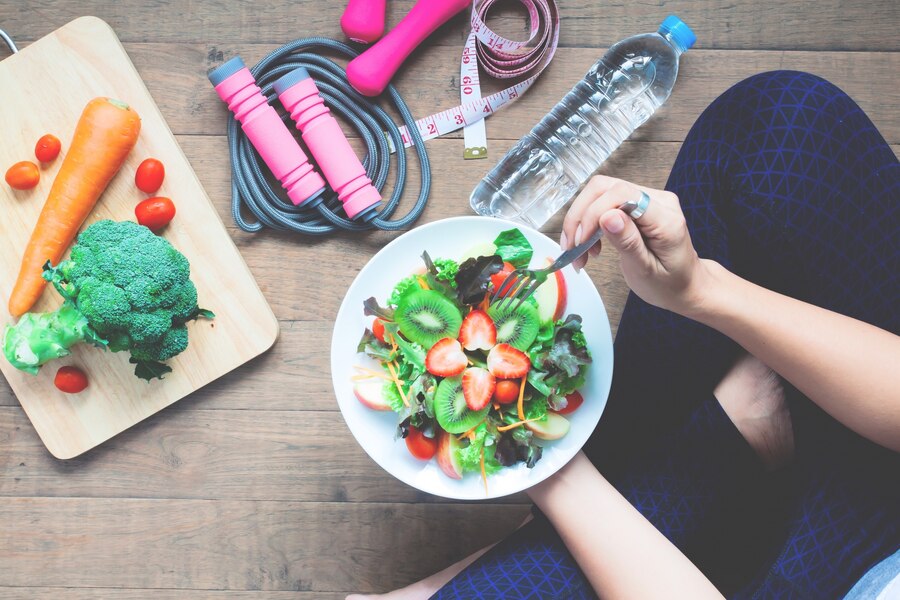 woman-eating-healthy_1428-679